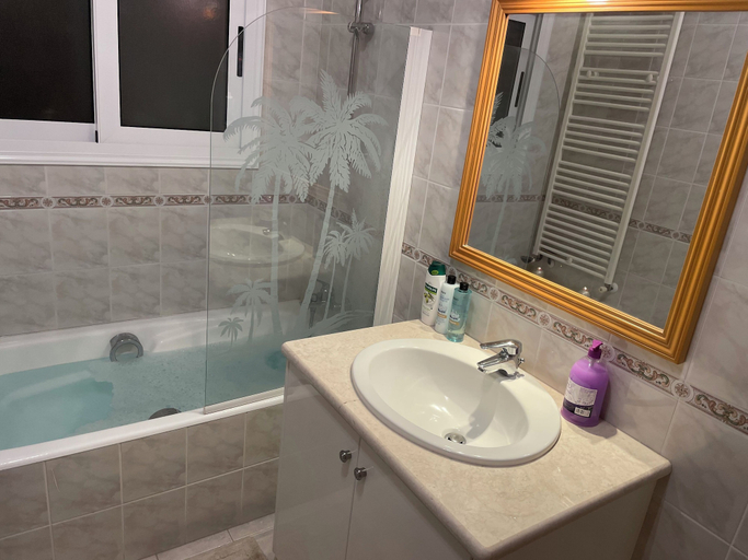 Bathroom 4, Letymvou Terrace