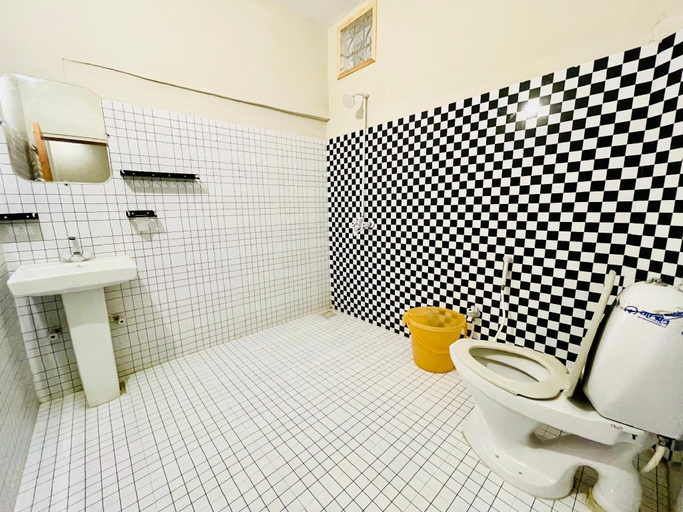 Bathroom 3, Hotel Bed & Rest Airport, Karachi