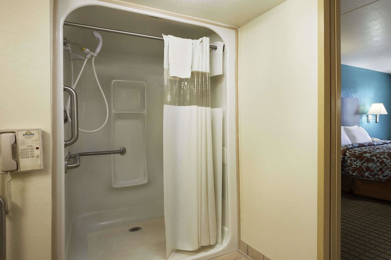 Bathroom 5, Days Inn by Wyndham Conway, Faulkner