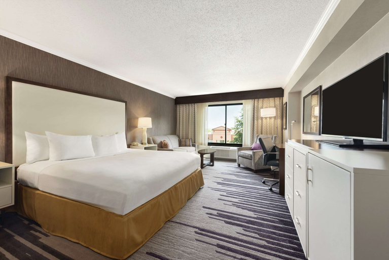 Bedroom 3, DoubleTree by Hilton Milwaukee - Brookfield, Waukesha