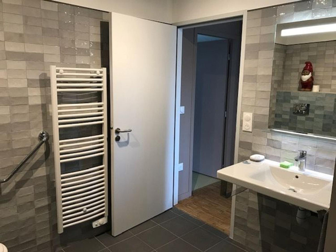 Bathroom 2, Maison calme a Chartres avec terrasse et jardin, adaptee PMR - FR-1-581-97, Eure-et-Loir