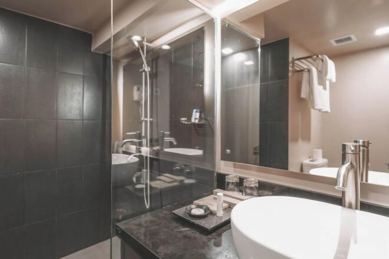 Bathroom 26