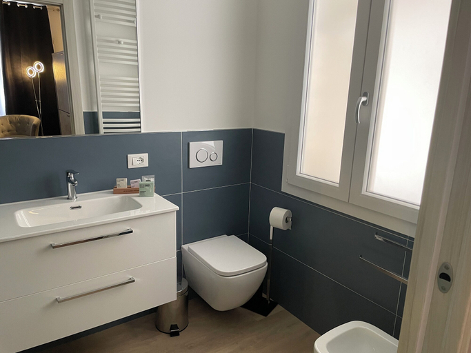 Bathroom 2, The Platform Rooms, Ferrara