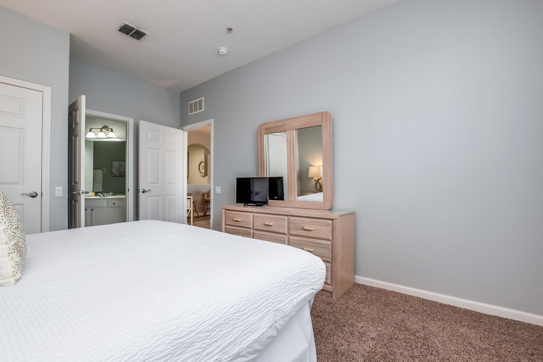 Bedroom 4, Newly Remodeled Lakeview Penthouse, Near Conv. Ctr, Orange