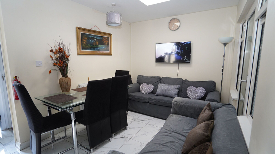 Others 3, Spacious 3BR House Sleeps 6, London
