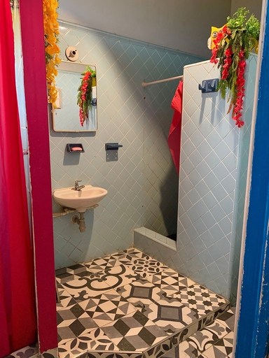 Bathroom 5, The Pelican Larry Hostel, Santiago de Cali