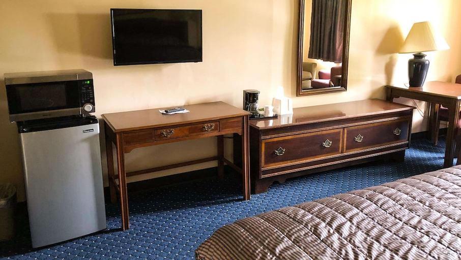 Bedroom 2, Magnuson Hotel Dixon, Lee