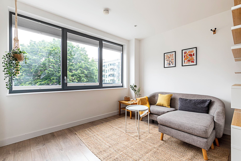 Others 5, Well-connected, Cosy and Bright Modern Flat, London