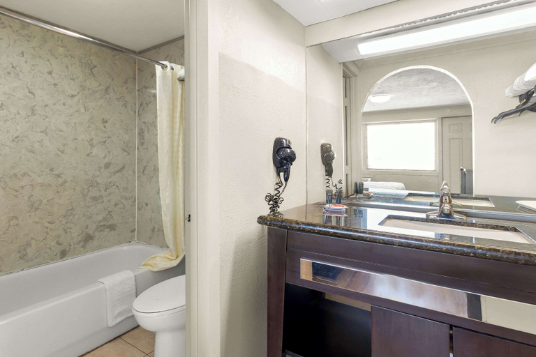 Bathroom 4, Econo Lodge Galveston Seawall, Galveston