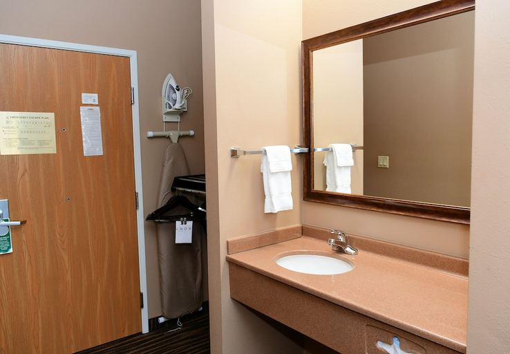 Bathroom 2, Boulders Inn Amp Suites Denison, Crawford