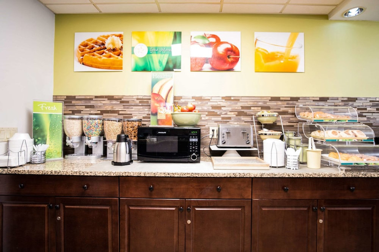 Food & Drinks 5, Quality Inn Cromwell - Middletown, Middlesex