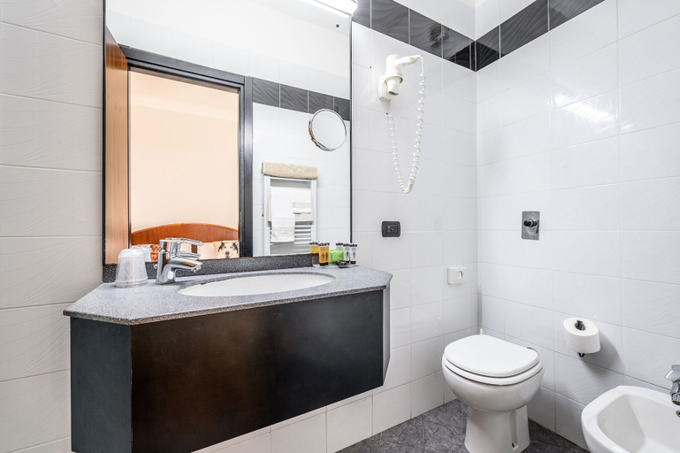 Bathroom 4, Hotel Daunia, Modena