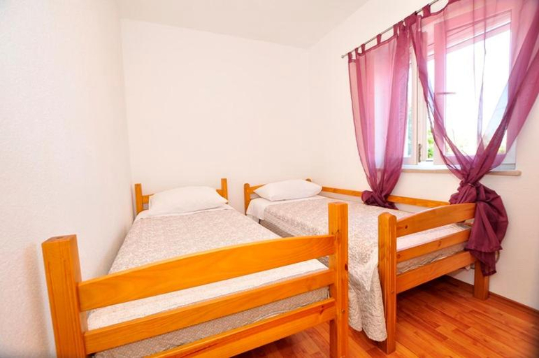 Others 5, apartmani Tanja, Postira