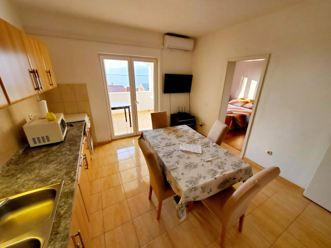 Others 4, apartmani Tanja, Postira