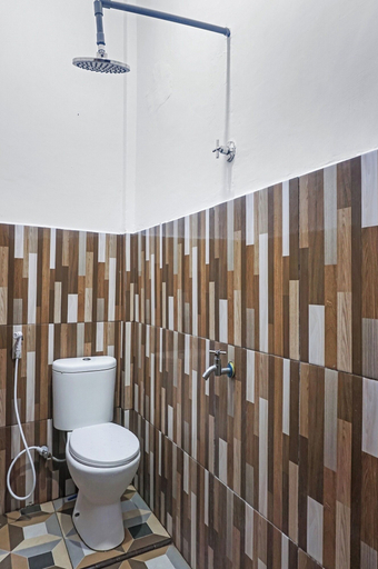 Bathroom 3, Hotel O Penginapan Dafandra Beach Near Pantai Tanjung Bira, Bulukumba