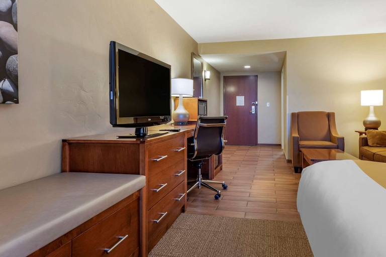 Bedroom 3, Quality Inn Dover, Tuscarawas