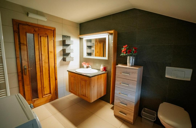 Bathroom 3, Casa DAVIDEN, Borsa