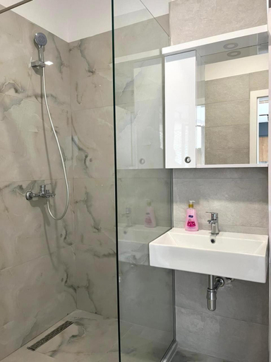 Bathroom 3, Golden Star 1, Sarandës