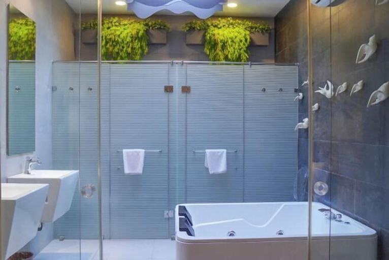Bathroom 28