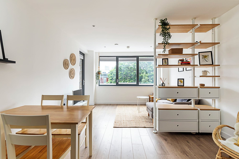 Others 4, Well-connected, Cosy and Bright Modern Flat, London