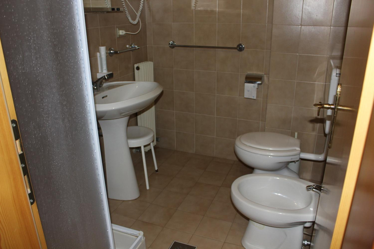 Bathroom 3, Hotel Mignon, Trento