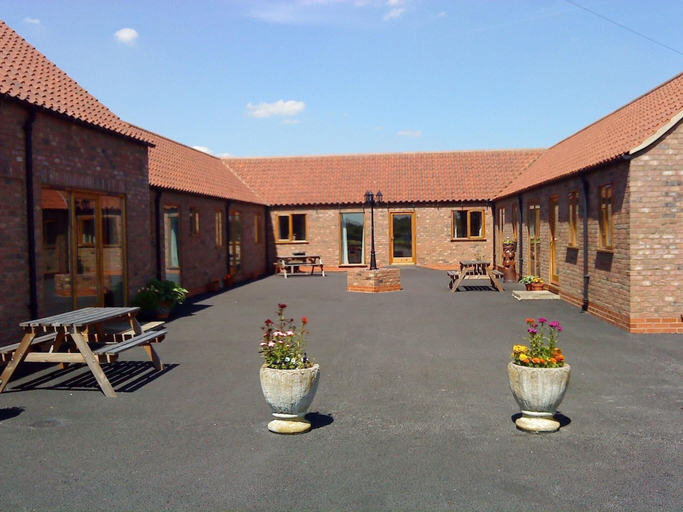 Exterior & Views 2, Setcops Farm Holiday Cottages, North Lincolnshire