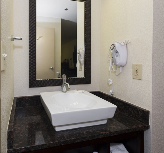 Bathroom 4, Red Roof PLUS+ Columbus Downtown-Convention Center, Franklin