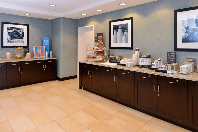 Food & Drinks 5, Hampton Inn & Suites Dougla, Converse