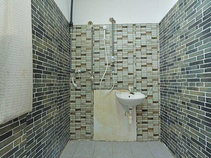 Bathroom, 90631 Syahirah Hotel, Marang