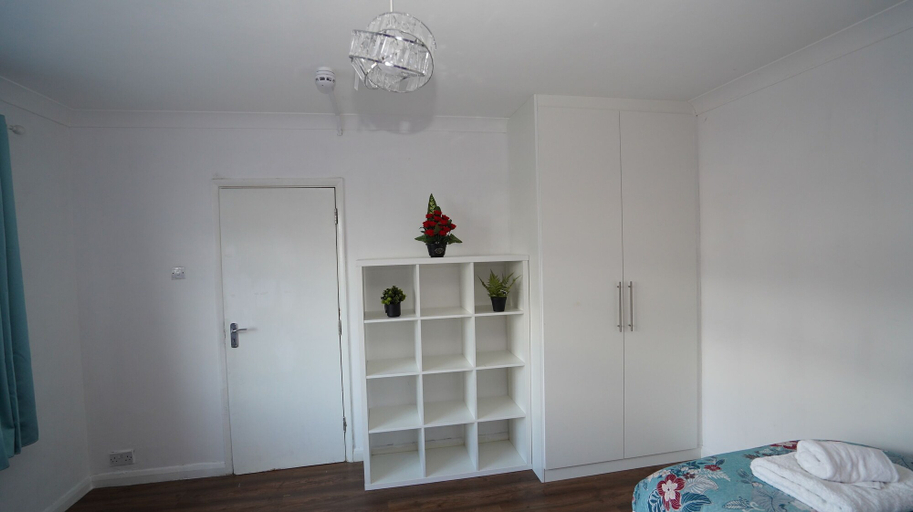 Others 4, Spacious 3BR House Sleeps 6, London