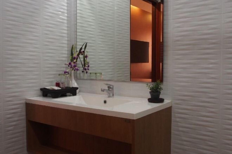 Bathroom 7