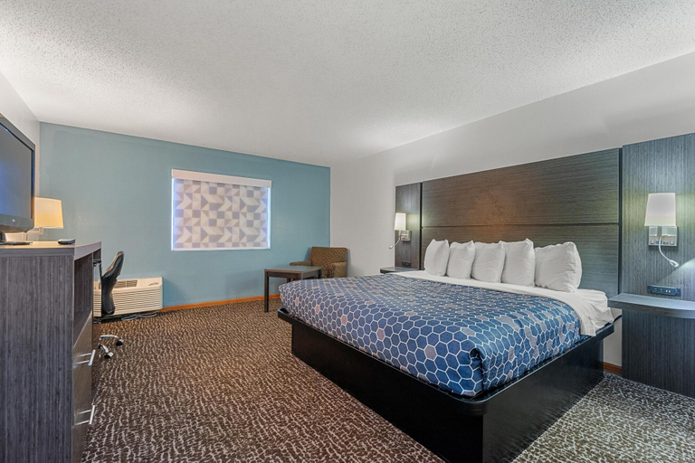 Bedroom 3, Chicago Club Inn & Suites, Dupage