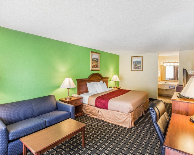 Bedroom 4, Travelers Inn Douglas By OYO US-441, Coffee