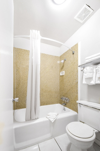 Bathroom 3, Econo Lodge Daytona Beach - Speedway, Volusia
