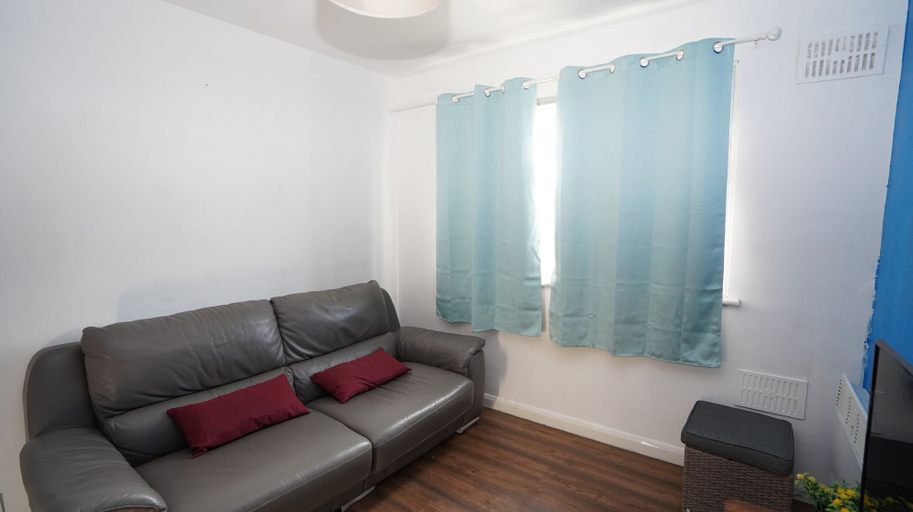 Others 3, 59B Comfortable Home Sleeps 8, London