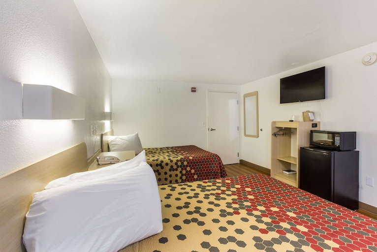 Bedroom 1, Motel6 Cross Lanes, WV–Goff Mountain Rd, Kanawha