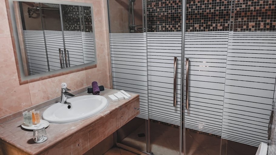 Bathroom 4, Sandy Palace Hotel, Wadi Essier