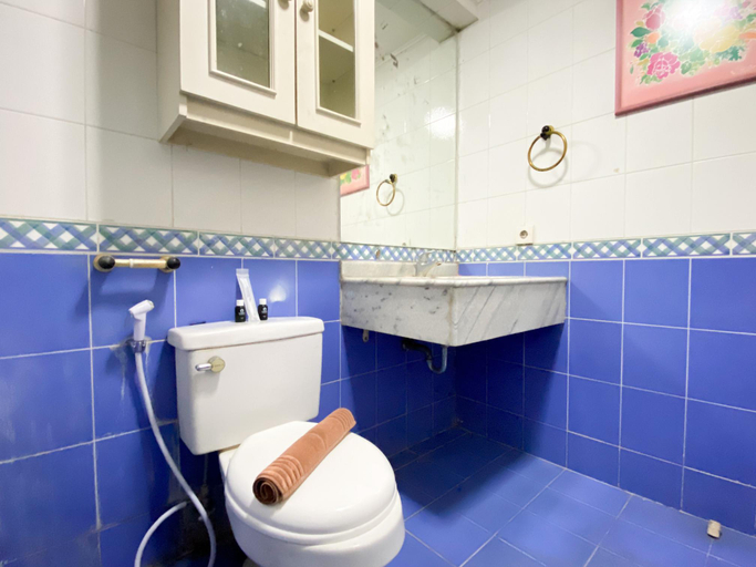 Bathroom 5, Comfort 2BR at Bona Vista Apartment By Travelio, South Jakarta