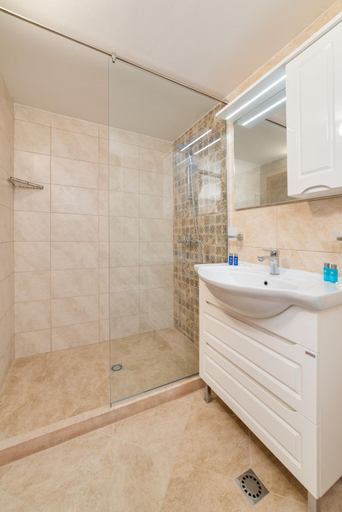 Bathroom 3, Deluxe and Central Garden Apartment, Varna