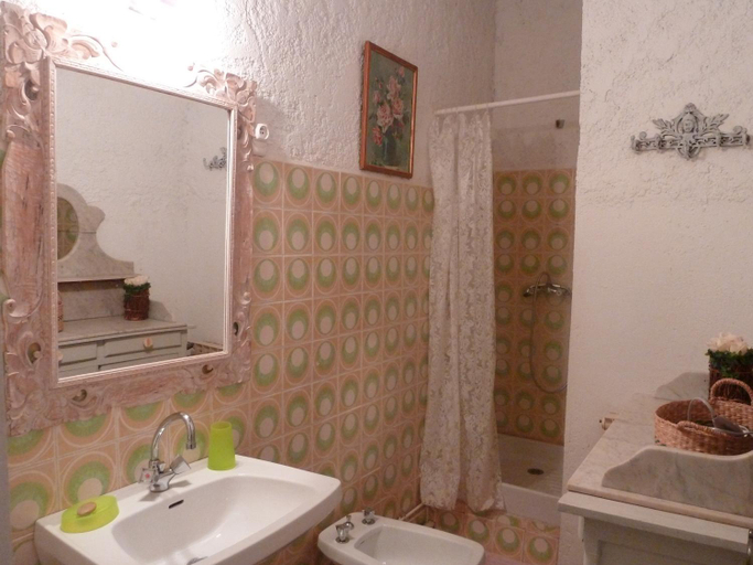 Bathroom 1, Gite de La Jasse, Gard