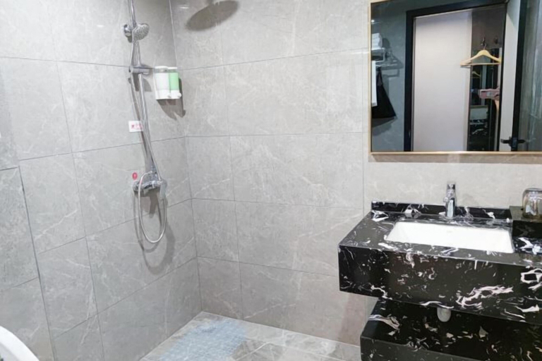 Bathroom 3, Tianhong Hotel, Huanggang