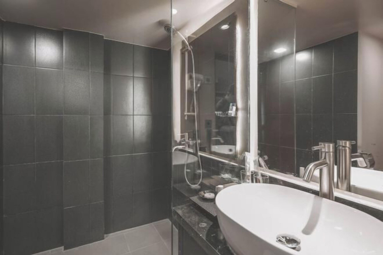 Bathroom 12
