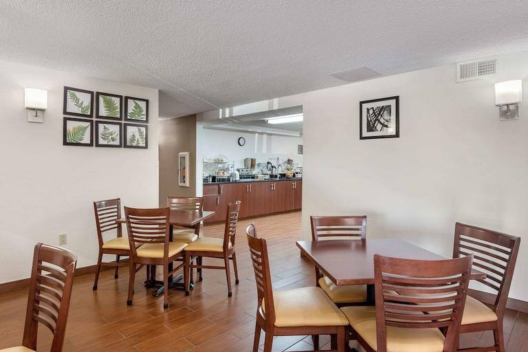 Food & Drinks 5, Sleep Inn DeWitt, Clinton
