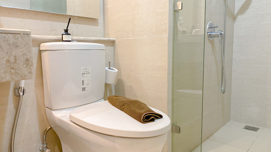Bathroom 5, Good and Modern Look Studio at Gold Coast Apartment By Travelio, Jakarta Utara