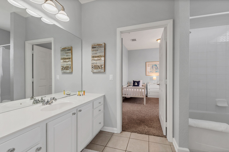 Bathroom, Newly Remodeled Lakeview Penthouse, Near Conv. Ctr, Orange