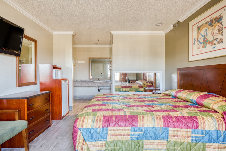 Bedroom 2, Heritage Inn And Suites, Riverside