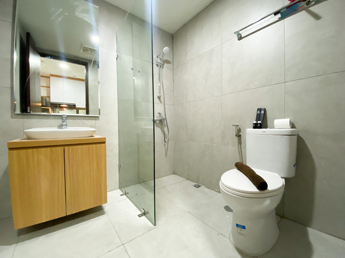 Bathroom 5, Nice Studio Apartment at Pollux Chadstone By Travelio, Cikarang