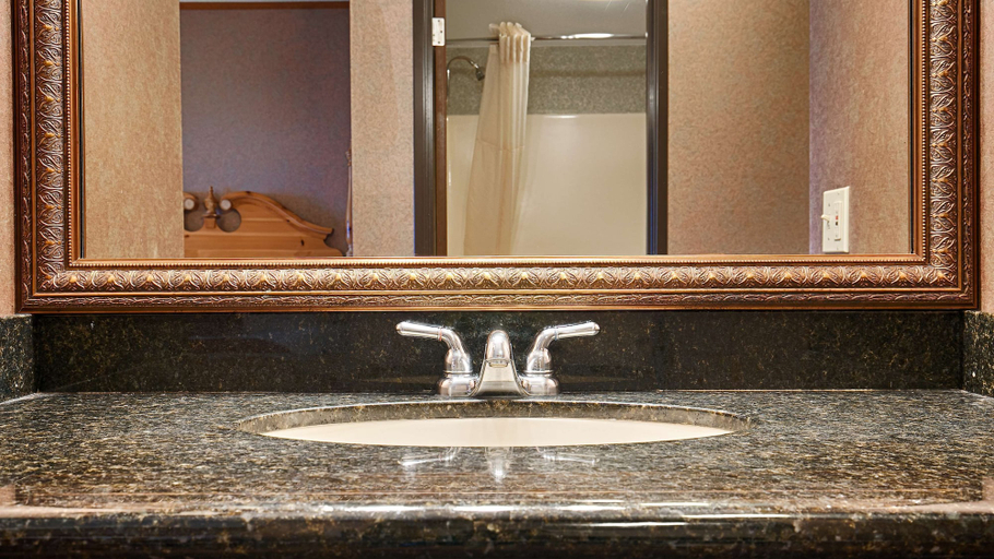 Bathroom 4, Best Western Plus Dockside Waterfront Inn, Cheboygan