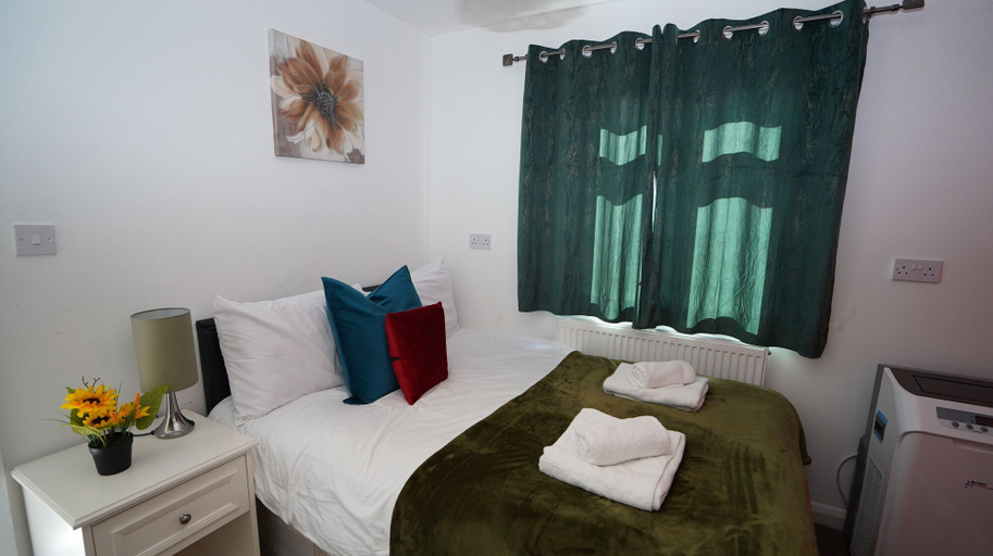 Bedroom 2, Spacious 3BR House Sleeps 6, London