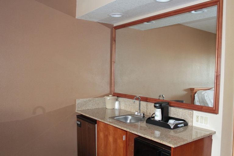 Bathroom 4, Holiday Inn Express & Suites CORNING by IHG, Tehama